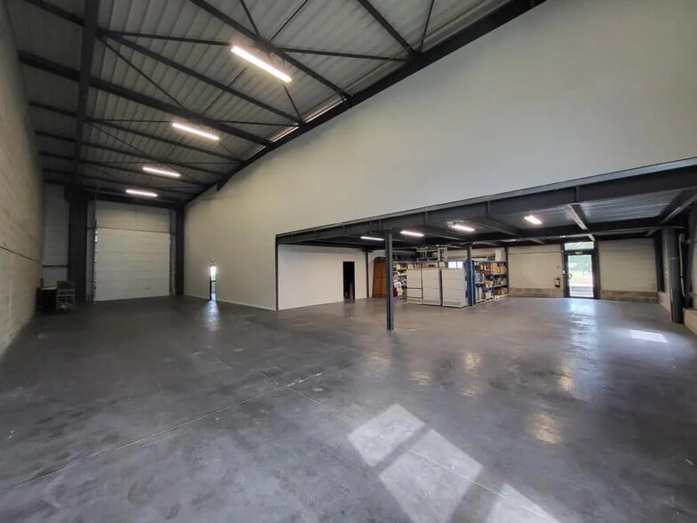 290 Rue Ferdinand Perrier, Saint-Priest for lease - Interior Photo - Image 2 of 4