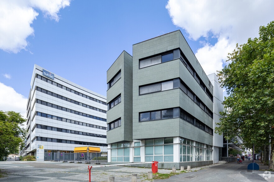 Office in Saint-Denis for lease - Building Photo - Image 3 of 3