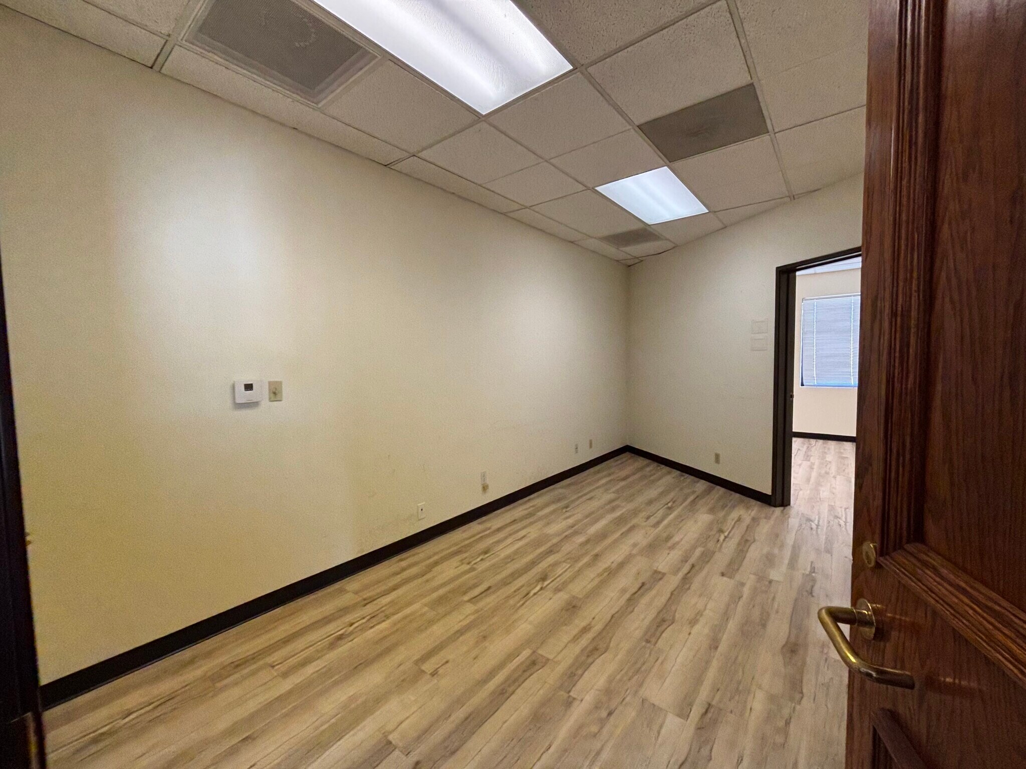 31900 Mission Trl, Lake Elsinore, CA for lease Interior Photo- Image 1 of 3