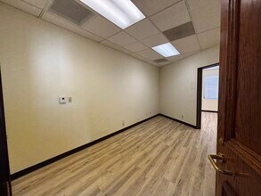 31900 Mission Trl, Lake Elsinore, CA for lease Interior Photo- Image 1 of 3