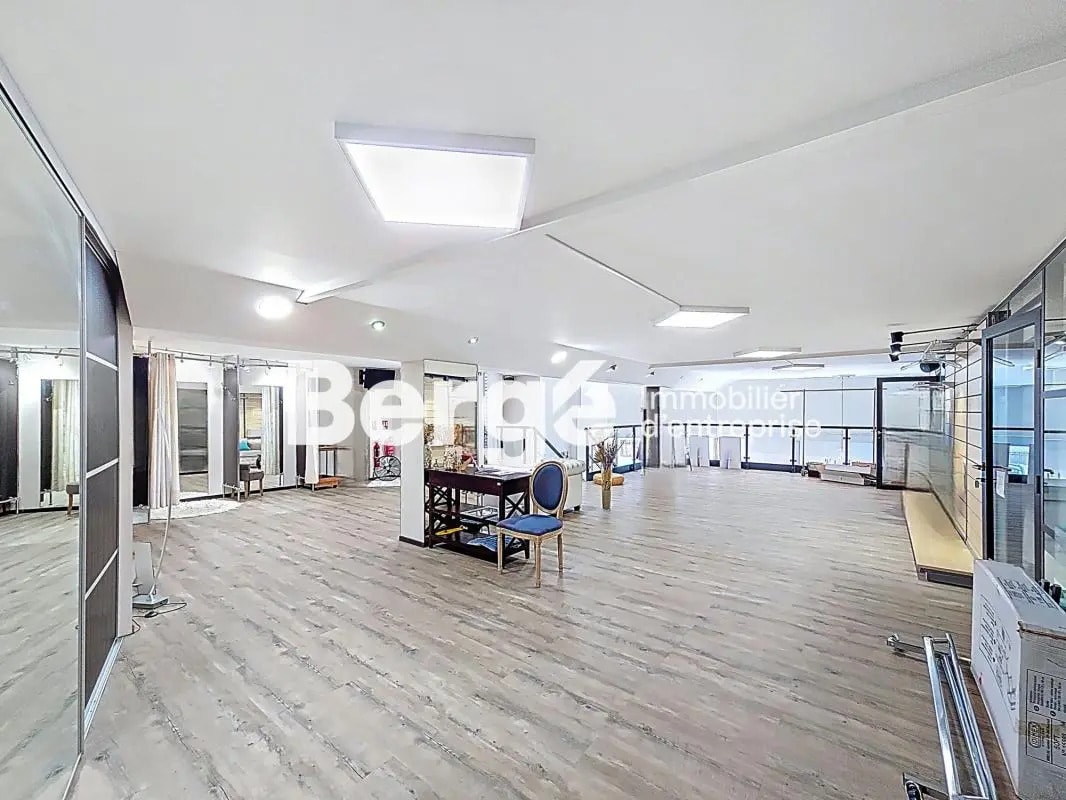 Retail in Cannes for lease Interior Photo- Image 1 of 13