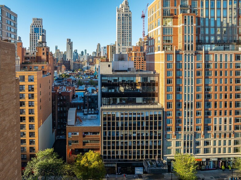 210 & 206-208 East 86th Street portfolio of 2 properties for sale on LoopNet.com - Building Photo - Image 3 of 9