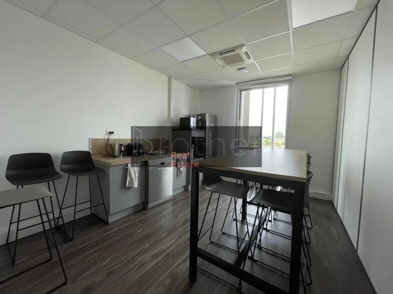 Office in Bruges for lease - Building Photo - Image 3 of 7