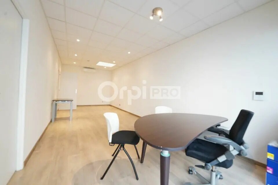 Office in Lozanne for lease Interior Photo- Image 1 of 7