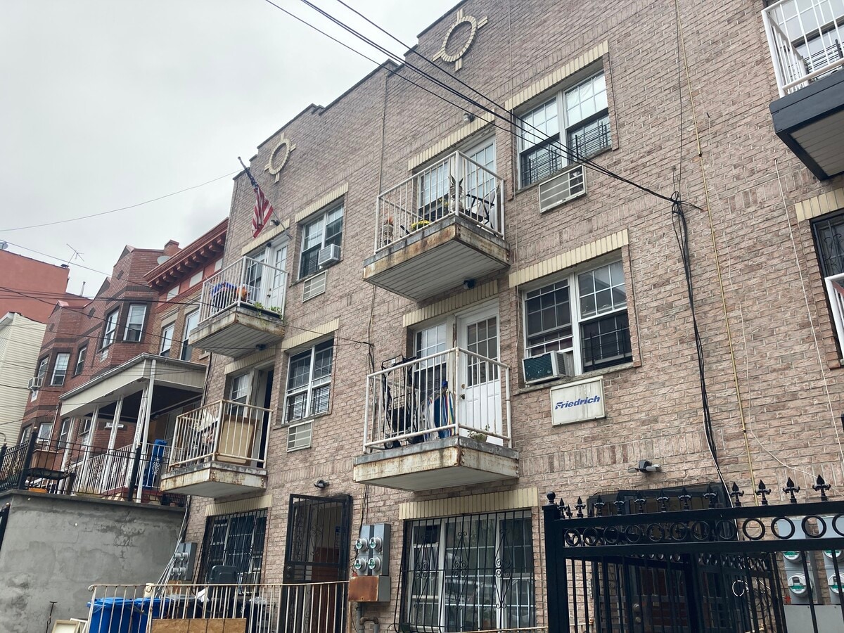 912 Summit Ave, Bronx, NY 10452