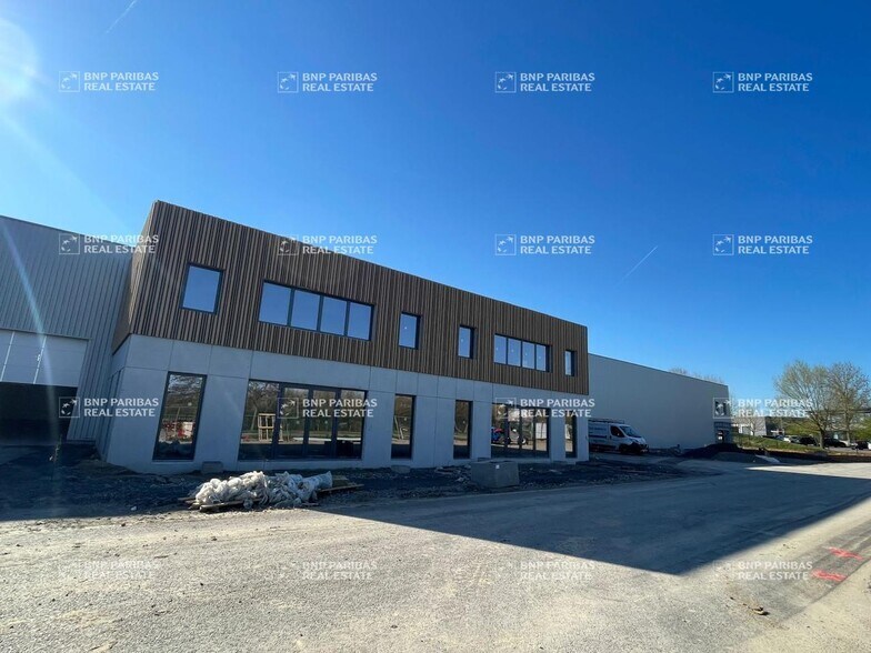Flex in Wattrelos for lease - Building Photo - Image 2 of 11