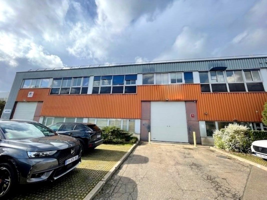 Flex in Trappes for lease Building Photo- Image 1 of 13