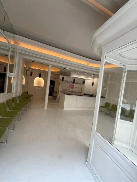 Retail in Paris for lease - Interior Photo - Image 2 of 6
