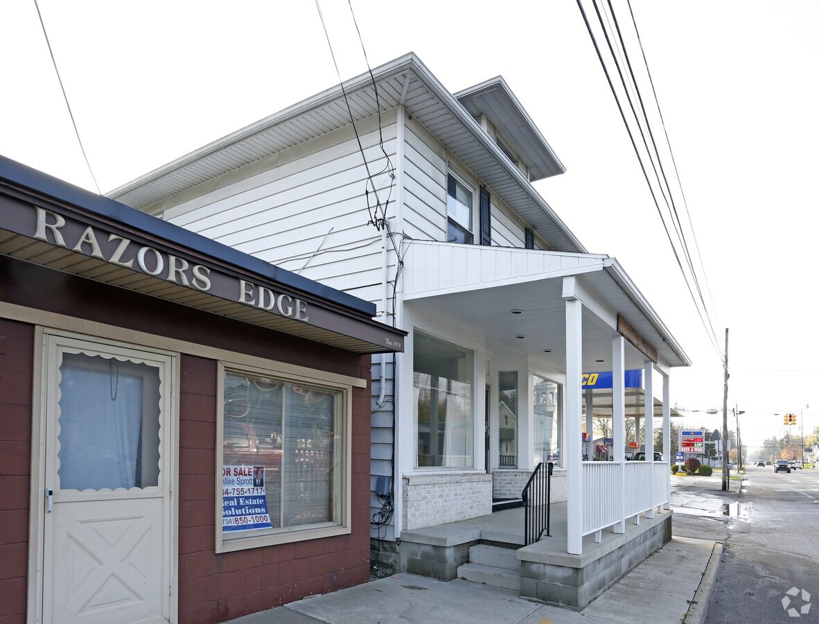 9020 Lewis Ave, Temperance, MI 48182