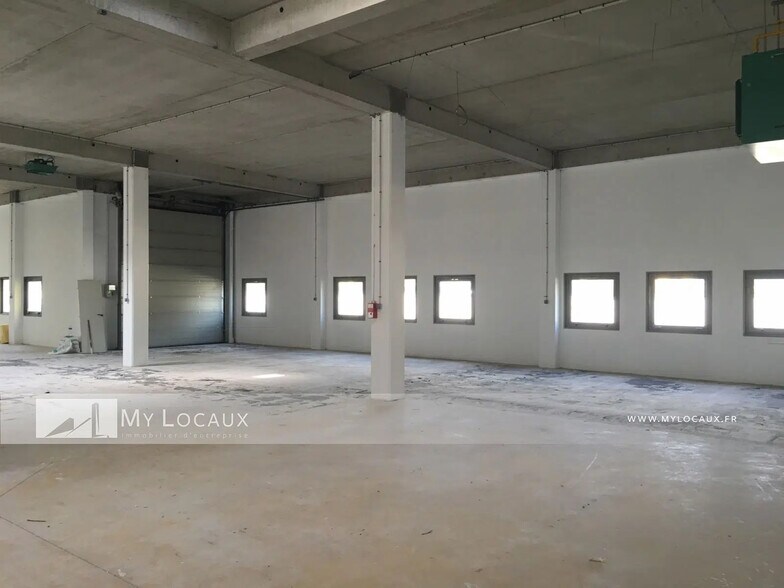 Flex in Villeneuve-la-Garenne for lease - Interior Photo - Image 2 of 4