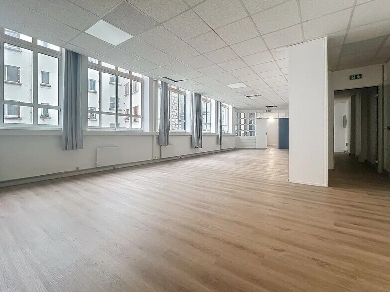 Office in Paris for lease - Building Photo - Image 1 of 12