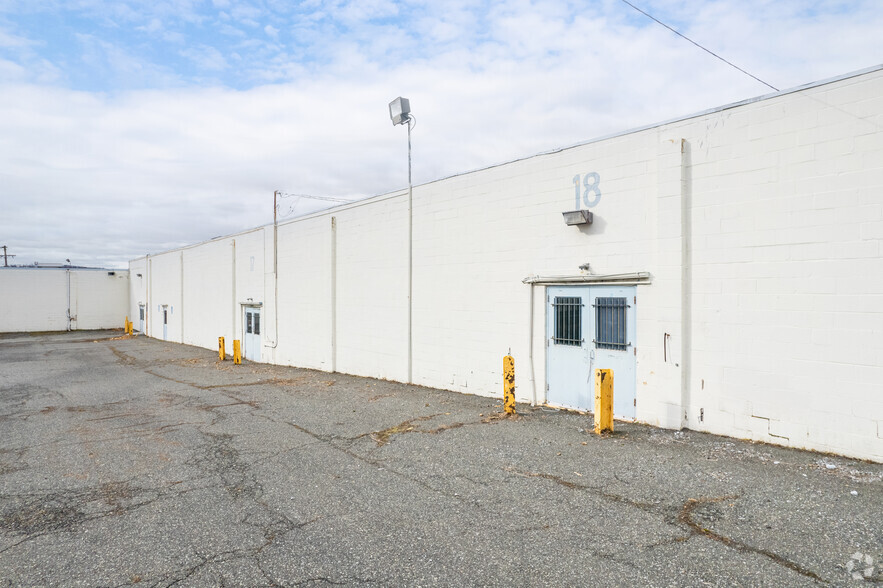 1100 E Philadelphia Ave, Gilbertsville, PA for lease - Building Photo - Image 3 of 6