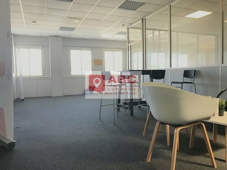Office in Mauguio for lease - Interior Photo - Image 2 of 6