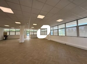 Office in Osny for lease Interior Photo- Image 2 of 11