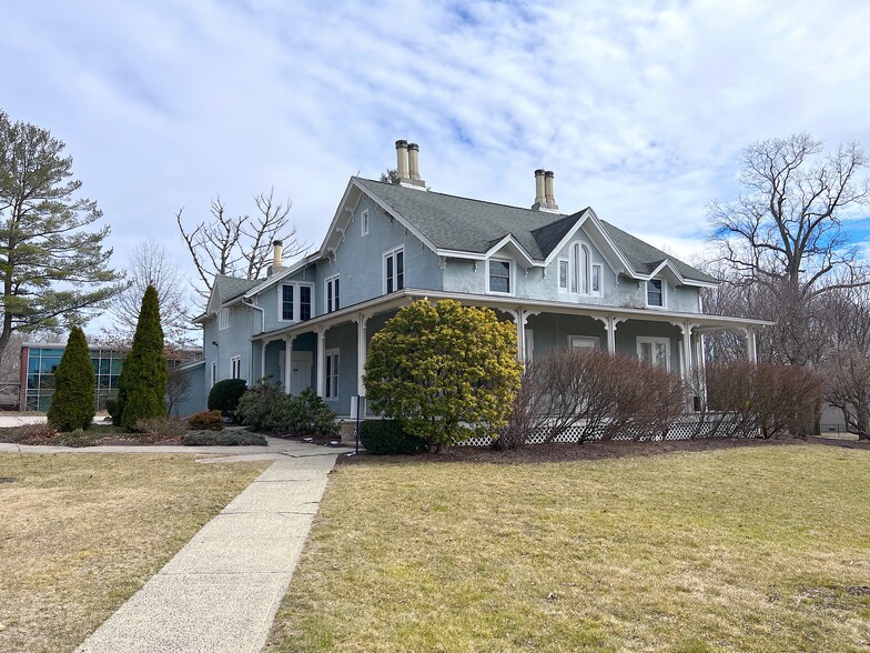 763 Burnside Ave, East Hartford, CT for sale - Primary Photo - Image 1 of 1