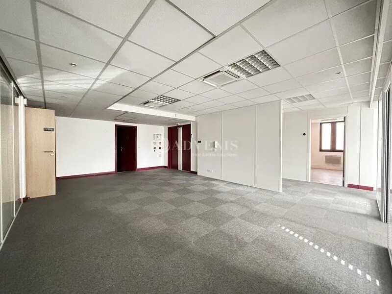 Office in Saint-Germain-en-Laye for lease Interior Photo- Image 1 of 8