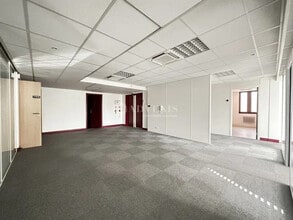 Office in Saint-Germain-en-Laye for lease Interior Photo- Image 1 of 8