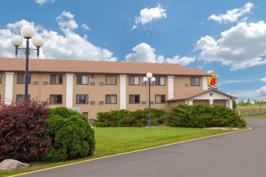 2809 4th Ave S, Clear Lake, IA for sale - Building Photo - Image 1 of 1