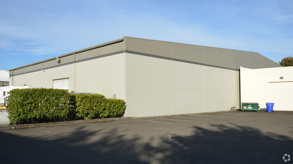 11618 NE Sumner St, Portland, OR for lease - Building Photo - Image 1 of 17