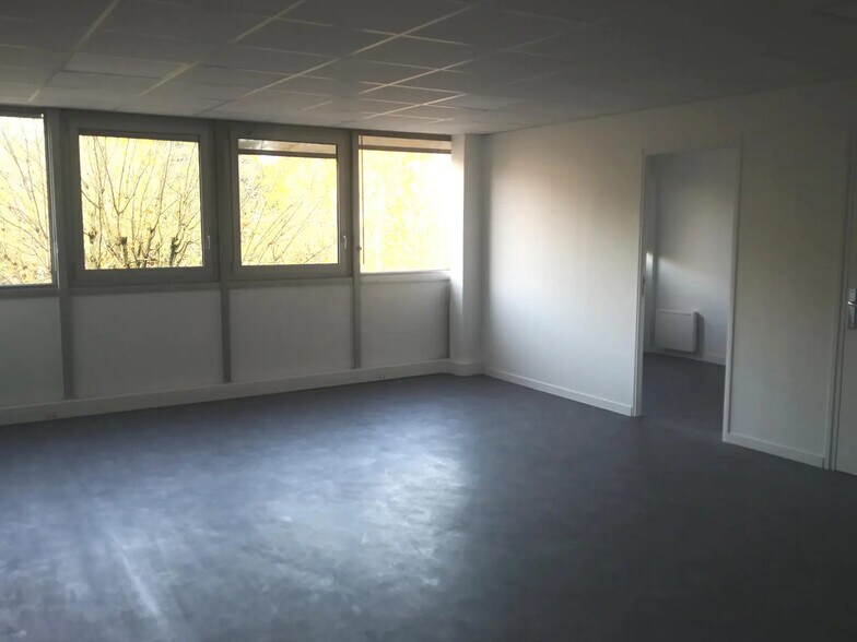 Industrial in Sceaux for lease - Interior Photo - Image 3 of 7