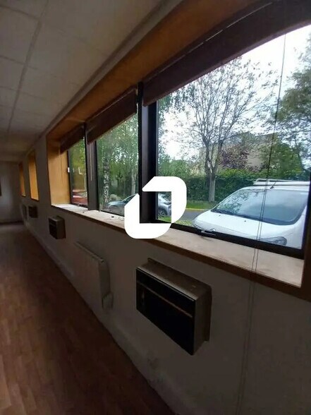 Office in Châtillon for lease - Interior Photo - Image 2 of 9