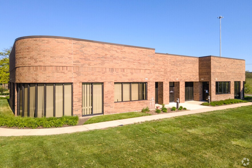 650 W Grand Ave, Elmhurst, IL for lease - Primary Photo - Image 1 of 6