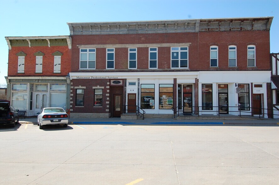 217 8th Ave, Wellman, IA 52356