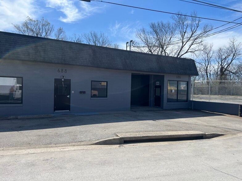 686 Montgomery Ave, Lexington, KY for sale - Building Photo - Image 1 of 15