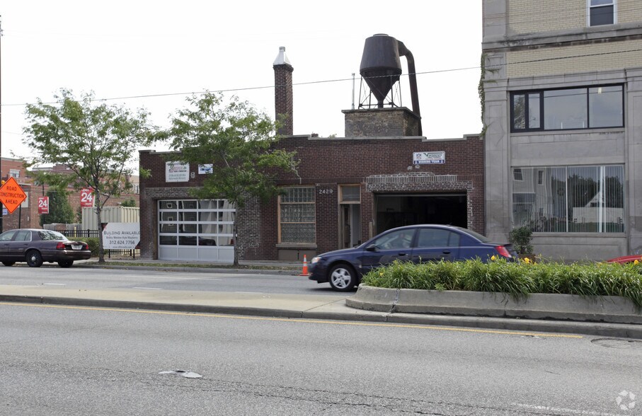 2429 W Irving Park Rd, Chicago, IL for lease - Building Photo - Image 2 of 5