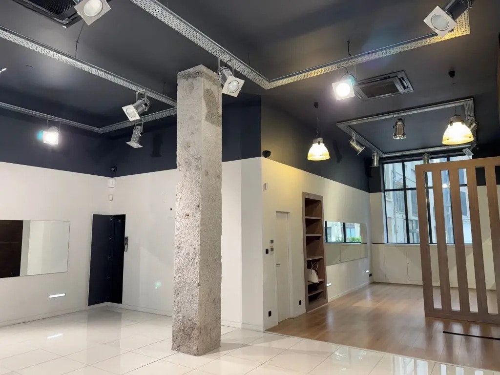 Retail in Lyon for lease Interior Photo- Image 1 of 6