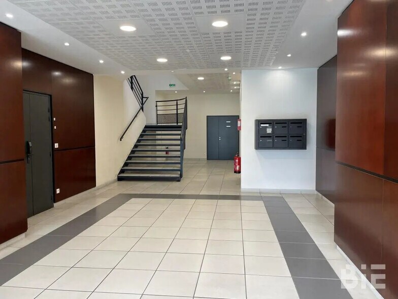 Office in Mérignac for lease - Lobby - Image 2 of 7