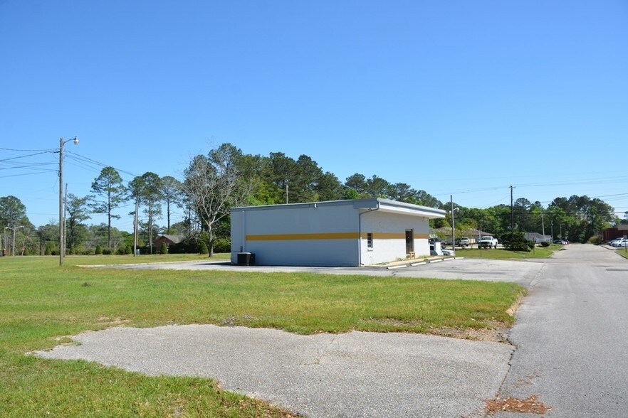 1190 Highland Dr, Elba, AL 36323