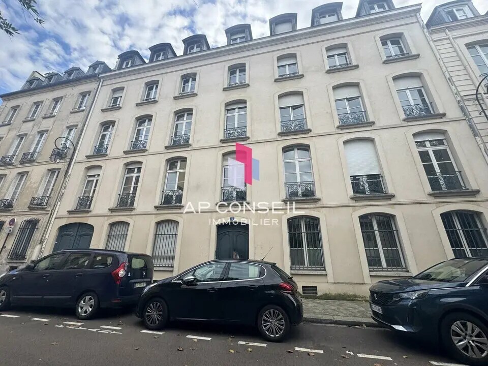 Office in Versailles for lease Building Photo- Image 1 of 7