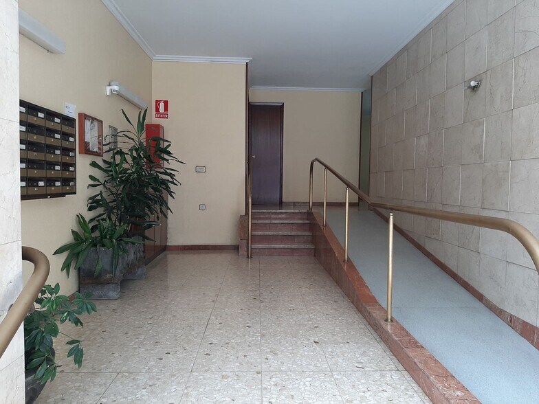 Office in Vigo, Pontevedra for sale - Lobby - Image 3 of 10