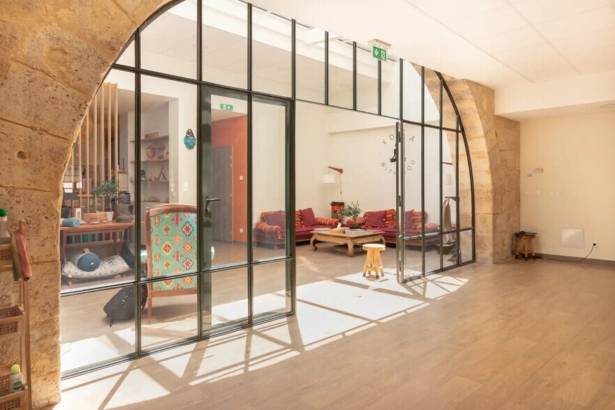 Office in Bordeaux for sale - Interior Photo - Image 1 of 8