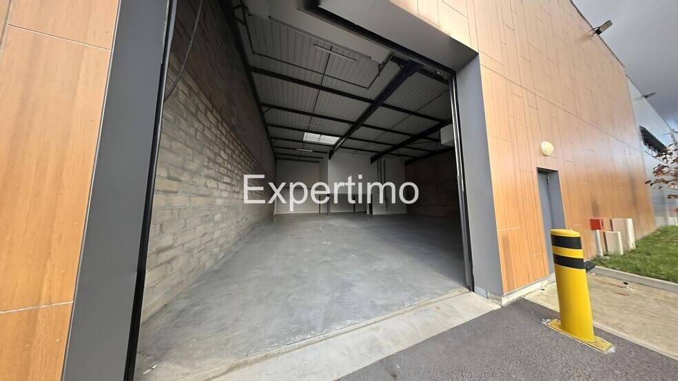 Flex in Grigny for lease - Building Photo - Image 3 of 12
