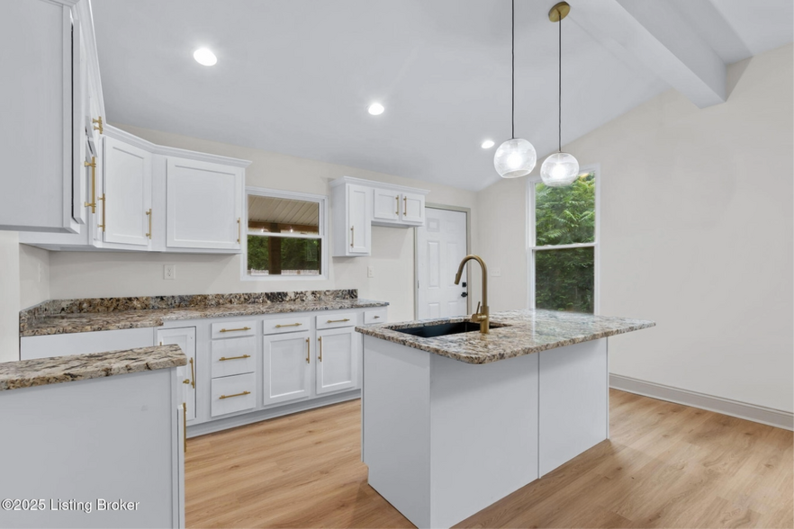 1433 Beech St, Louisville, KY for sale - Interior Photo - Image 2 of 9