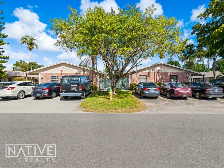 201-221 NE 40th Ct, Oakland Park, FL for sale - Building Photo - Image 2 of 25