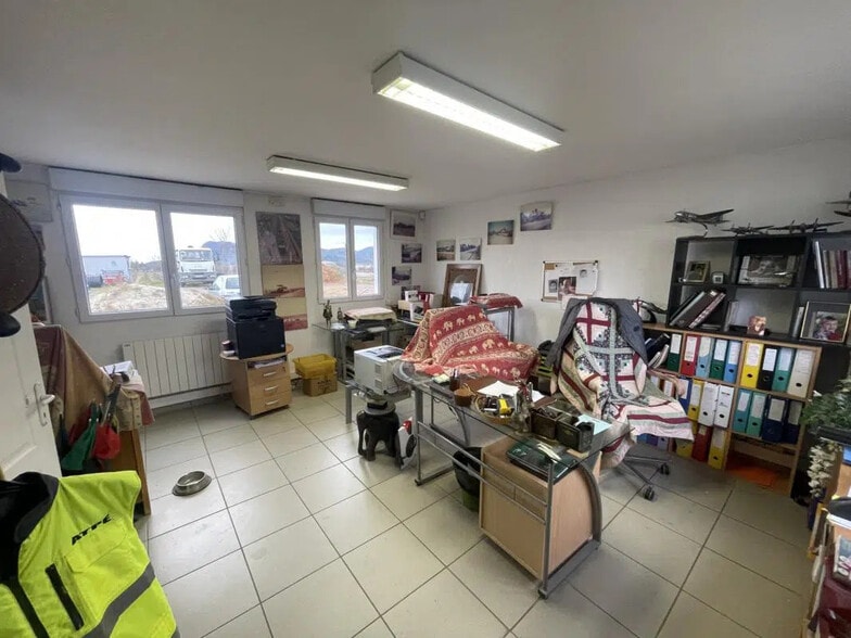 Office in Le Muy for lease - Interior Photo - Image 3 of 4