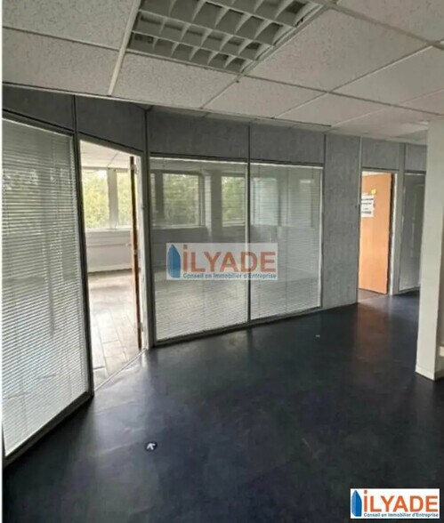 Office in Marseille for lease - Interior Photo - Image 3 of 5