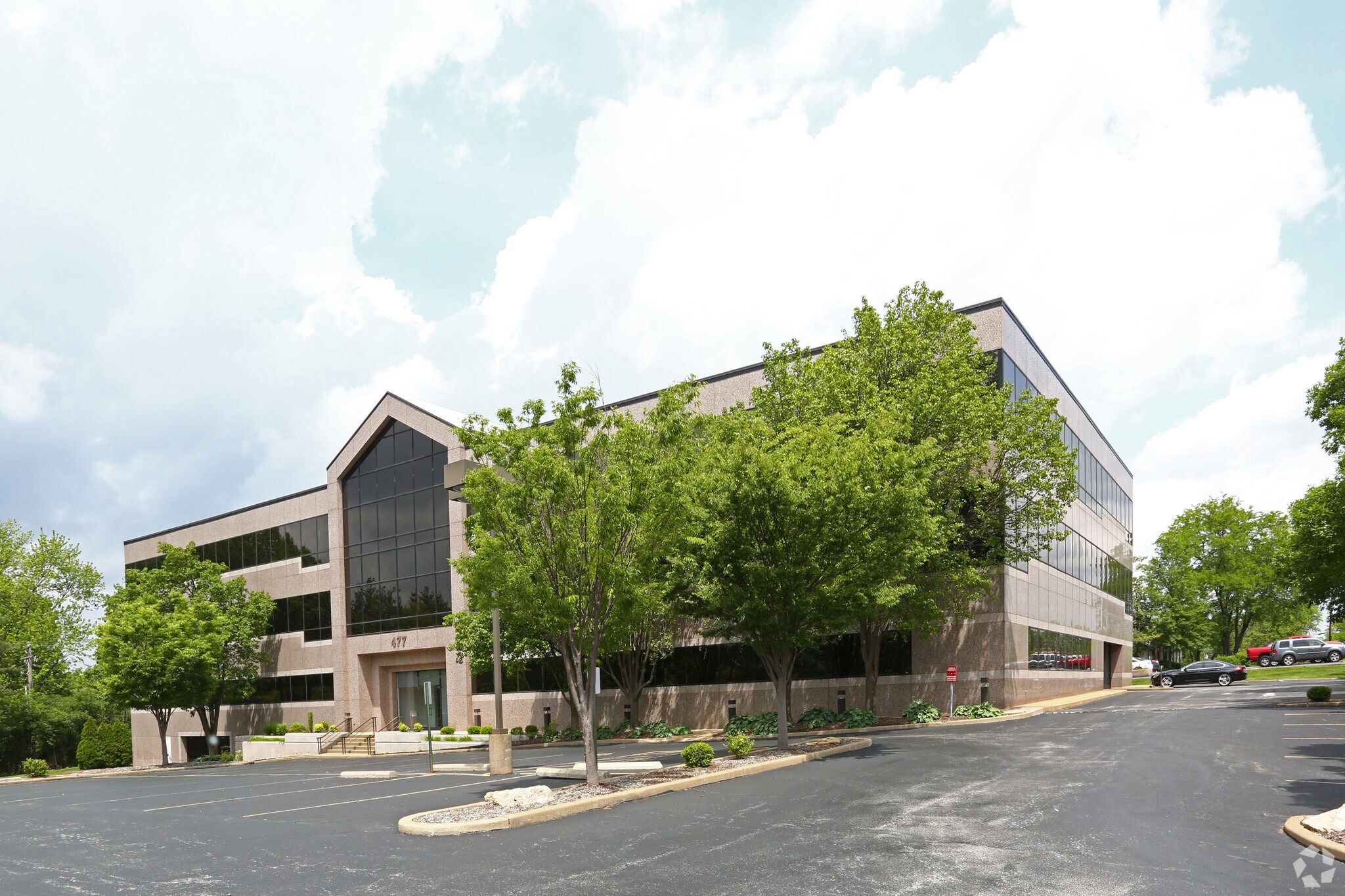 477 N Lindbergh Blvd, Creve Coeur, MO 63141