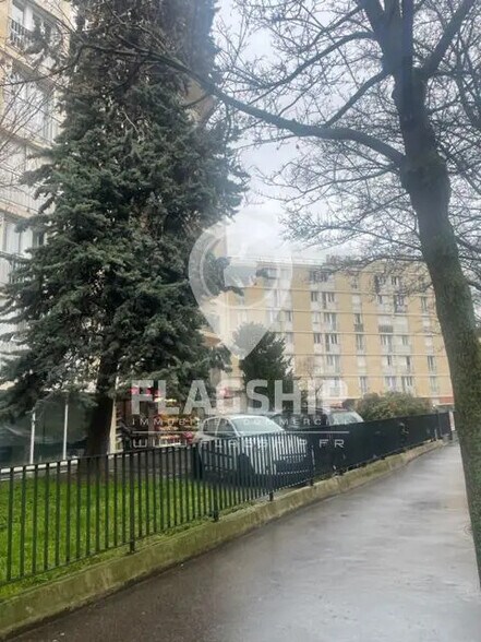 Retail in Paris for lease - Building Photo - Image 1 of 2