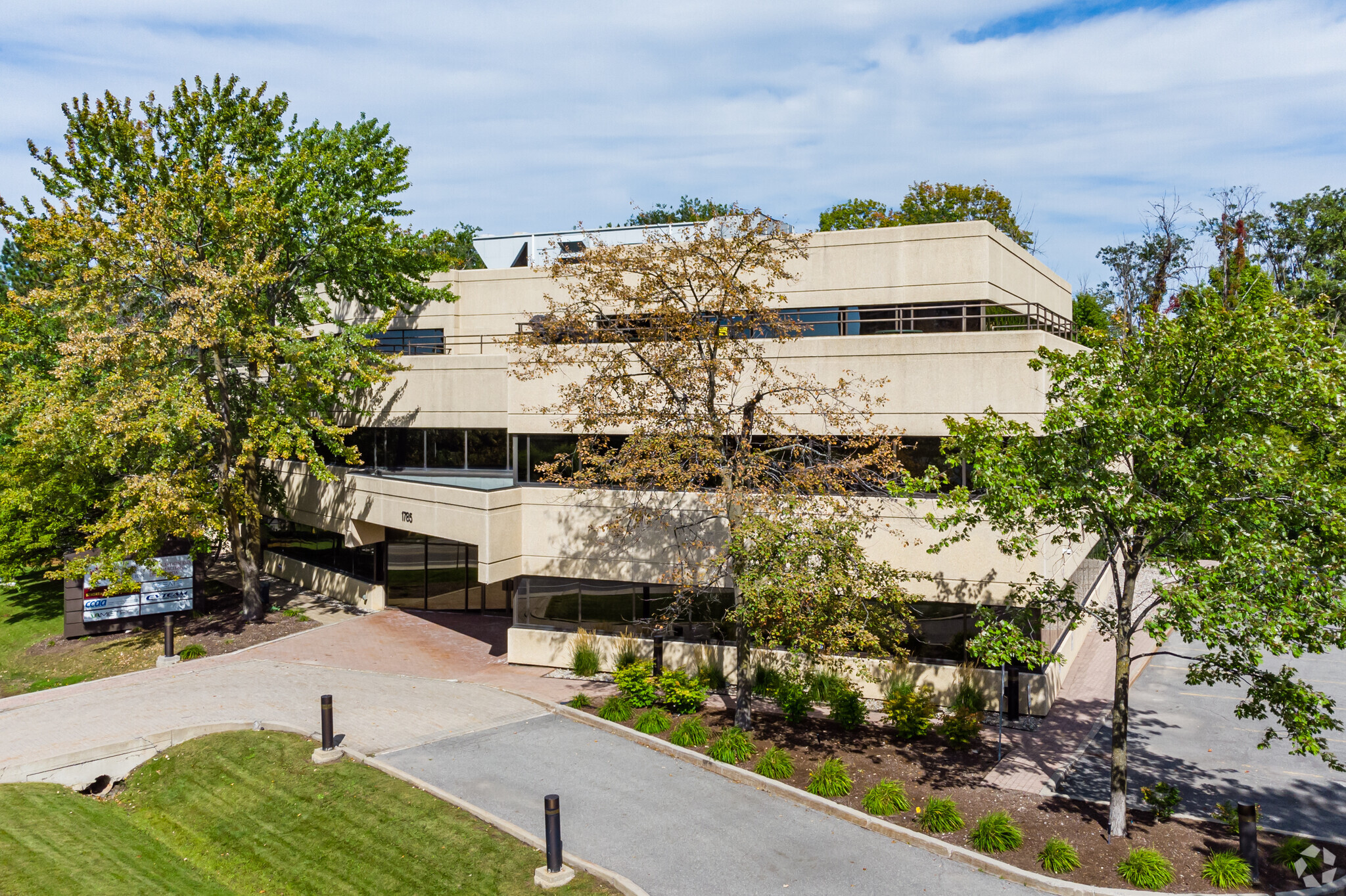 1785 Alta Vista Dr, Ottawa, ON for sale Primary Photo- Image 1 of 1