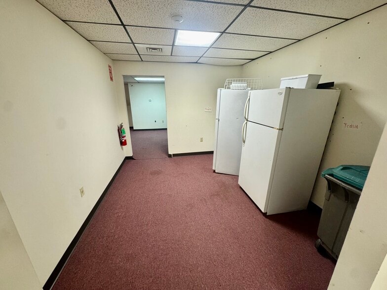 50 Chelton Ave, West Hartford, CT for lease - Building Photo - Image 3 of 11