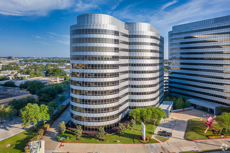 2950 N Loop Fwy W, Houston, TX for lease - Building Photo - Image 2 of 13