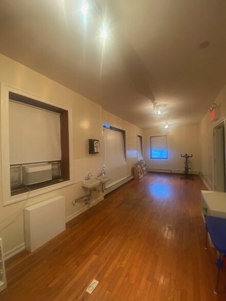 26 7th Ave, Brooklyn, NY for lease - Interior Photo - Image 1 of 9