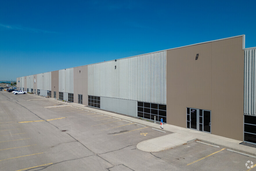 10710 25th St NE, Calgary, AB for lease - Building Photo - Image 2 of 6