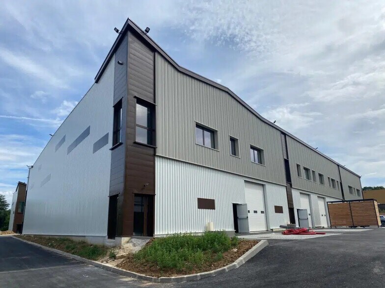 Office in Osny for lease - Building Photo - Image 2 of 3