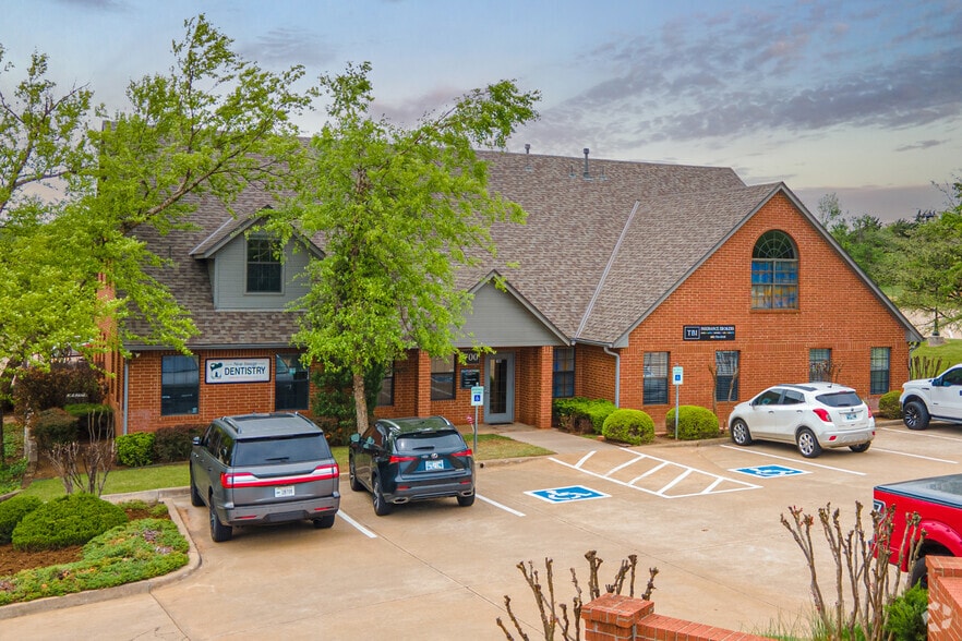 1900 E 15th St, Edmond, OK for lease - Primary Photo - Image 1 of 2