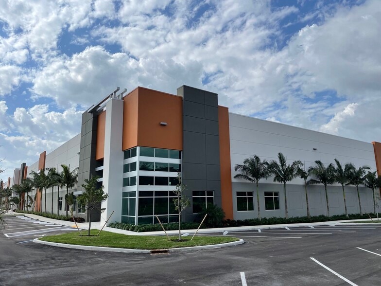 644-646 Park of Commerce Way, Boca Raton, FL for lease - Building Photo - Image 2 of 2